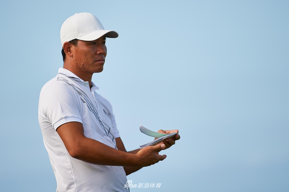 中国名将吴阿顺在斐济的果岭上审慎观察推杆线路,他在第二轮后已冲至并列第五位。