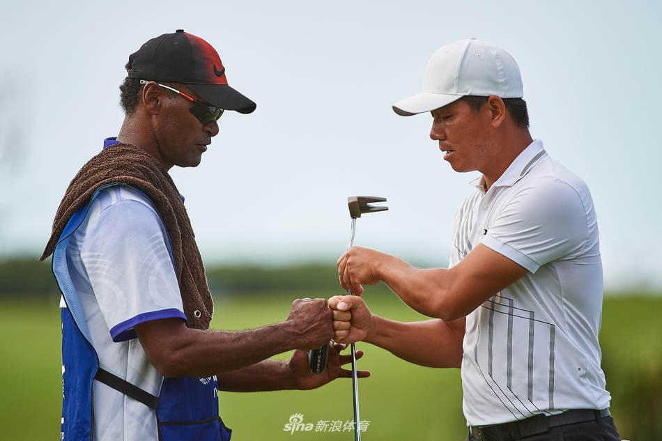 斐济纳塔多兰湾球场壮丽的海景,第八洞三杆洞的果岭与沙滩相邻,景色堪称独一无二。