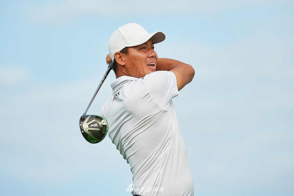 本·坎贝尔在斐济国际赛第二轮中专注推杆,他本轮狂抓七只小鸟,以四杆优势单独领先。