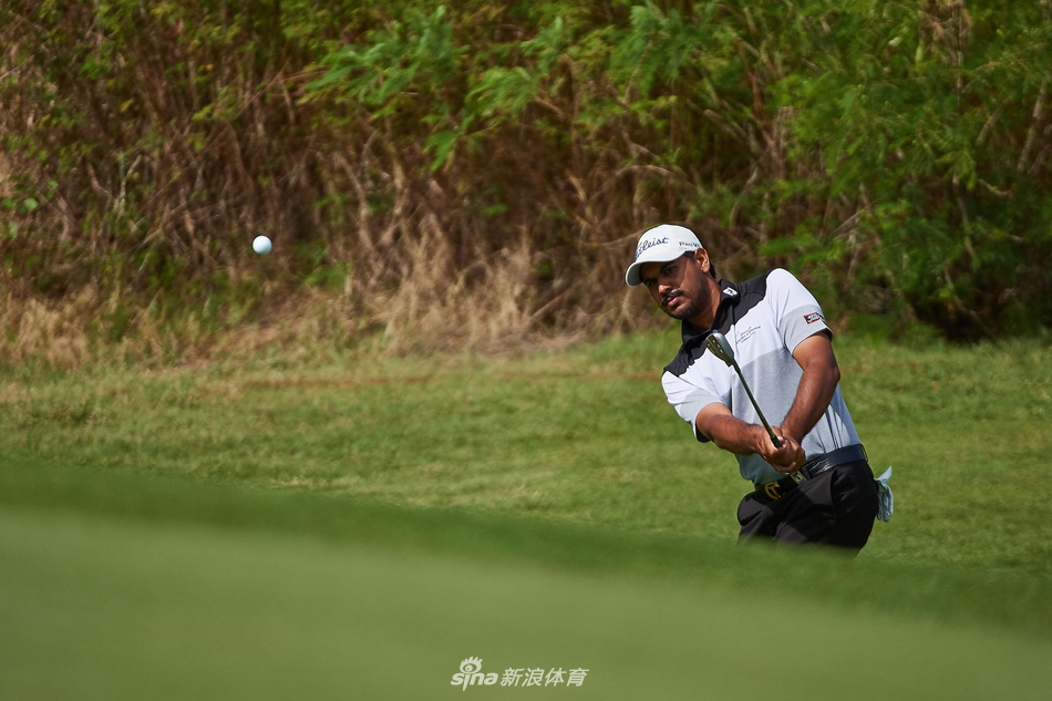 新西兰选手坎贝尔在沙坑中救球，沙砾飞扬瞬间展现出运动员精湛的短杆技术与强大的临场应变能力