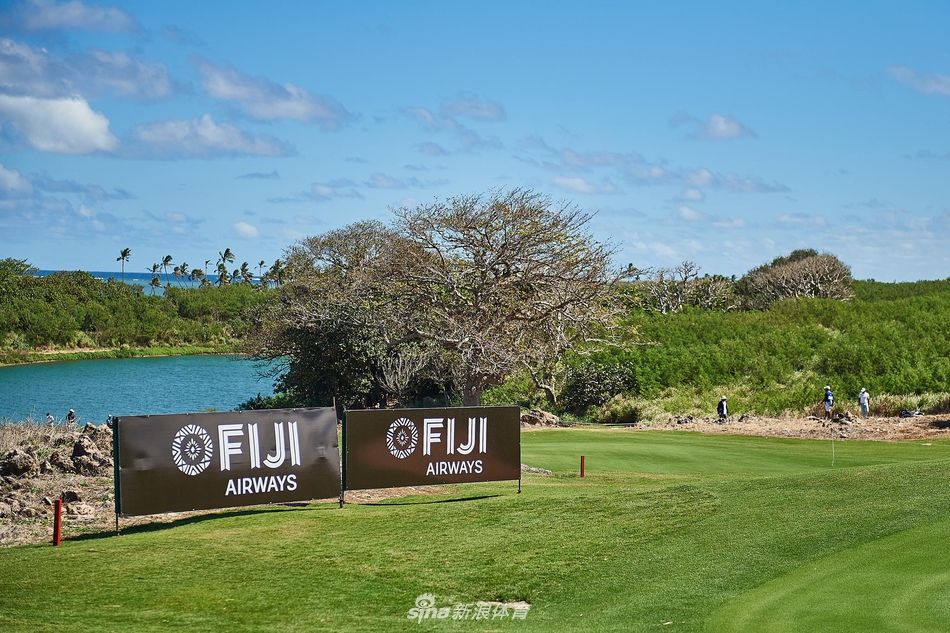 清晨薄雾笼罩球场,球道如绿桥延伸向迷雾中的太平洋,宛若仙境
