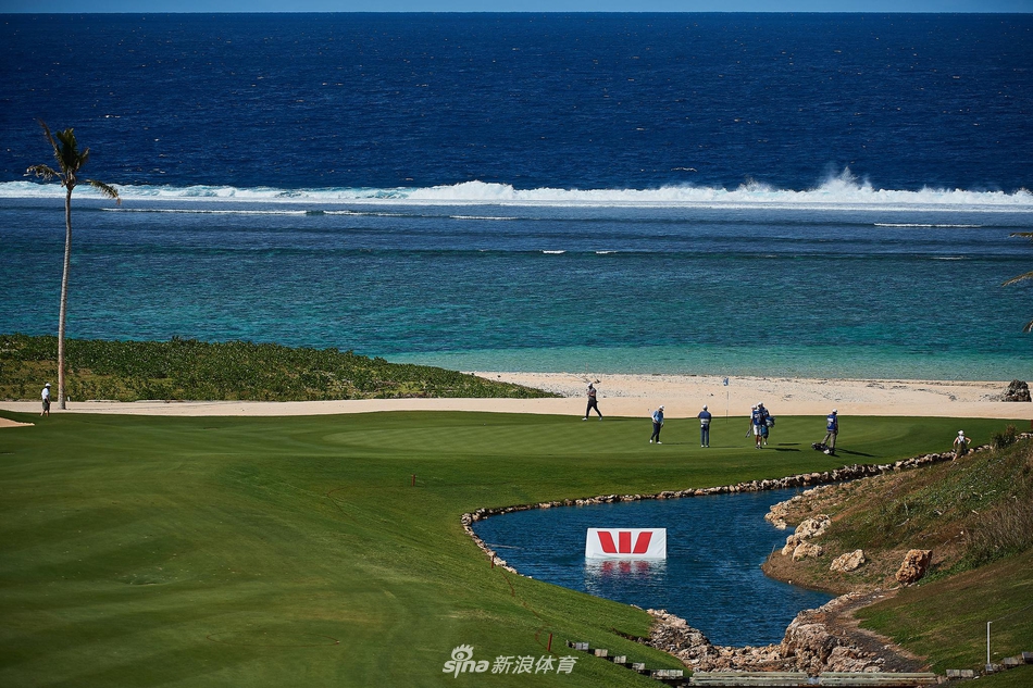 黄昏时分,球场水障碍倒映着绚烂霞光,棕榈树剪影勾勒出热带风情