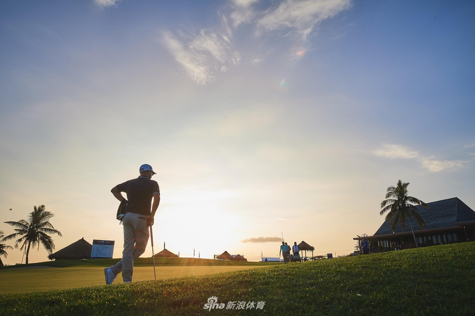 翡翠般果岭被珊瑚岩与蓝海环绕,球道如丝带引领向远方苍翠山峦