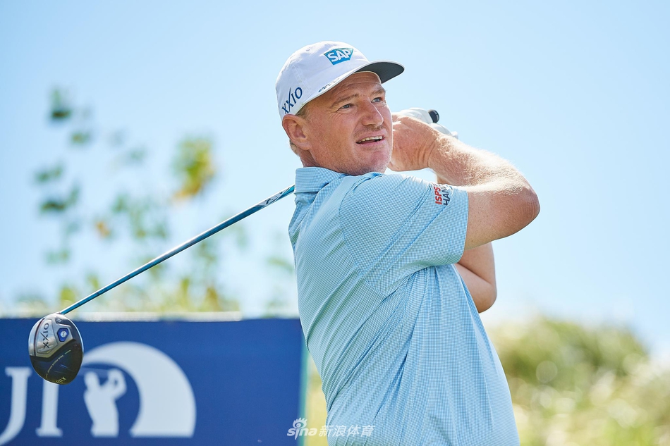 决赛轮开球前，布拉在练习果岭上进行推杆热身，神情专注，清晨的阳光为他的身影镀上一层金色轮廓