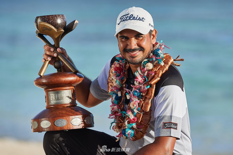 夺冠后，布拉与银光闪闪的冠军奖杯深情对视，笑容灿烂，身旁的棕榈树叶仿佛也在为他鼓掌欢庆