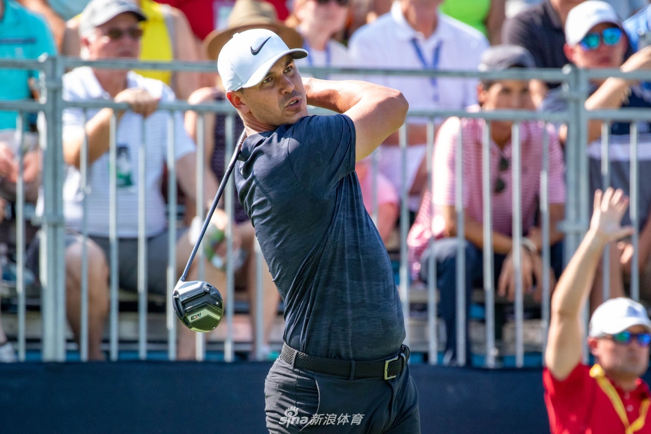 泰格·伍兹在贝勒里夫闷热的天气中挥汗击球，他在开局陷入困境后顽强地追回了杆数。
