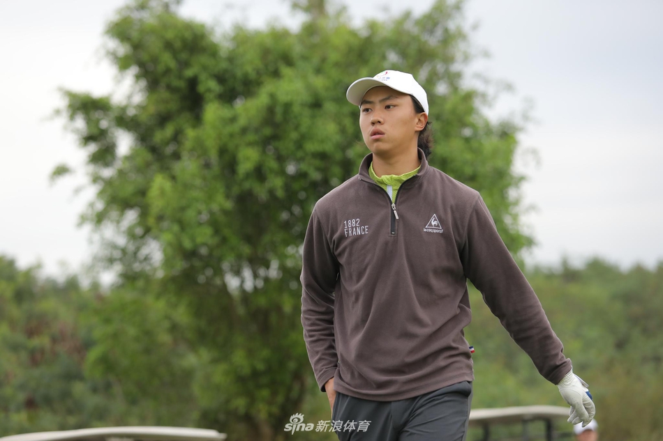 日落时分球手收杆回望，球包影子拉得很长，一天的拼搏在暮色中沉淀为宝贵经历