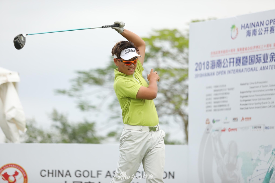 选手在沙坑中完美救球，白沙如浪花般飞溅，阳光下的身影充满力量感