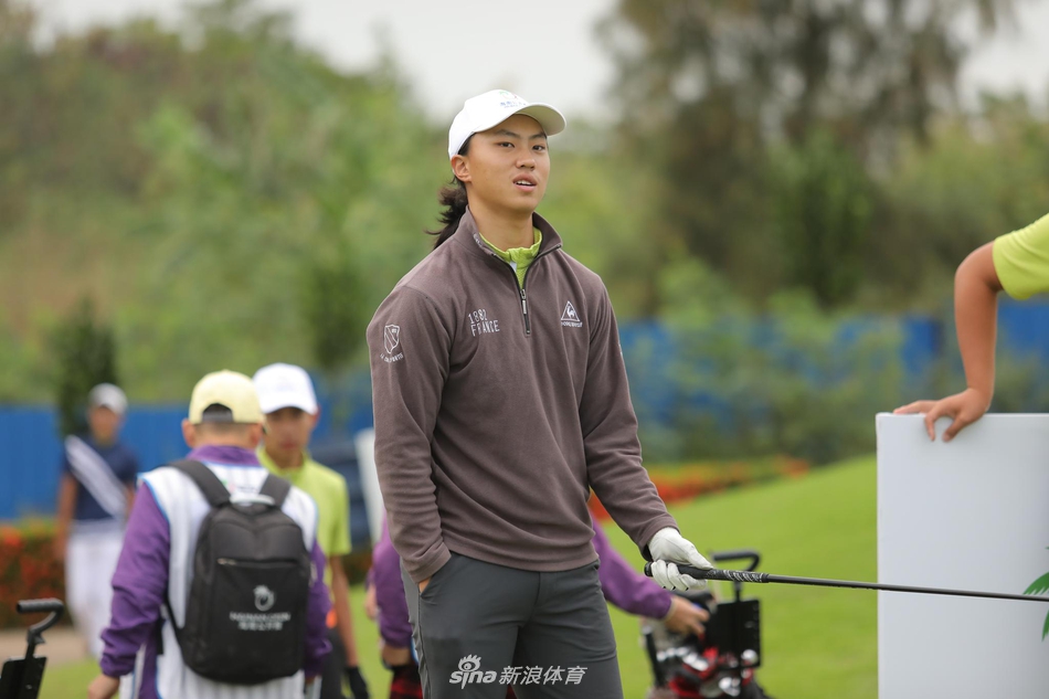 小白球稳稳落在果岭中央，与旗杆相映成趣，这一杆凝聚了无数小时的刻苦练习