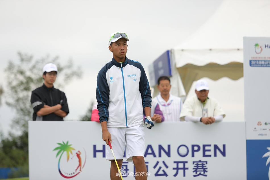 球手完成推杆后露出会心微笑，背后是洒满金色阳光的广阔球场，胜利的喜悦在眼中闪耀