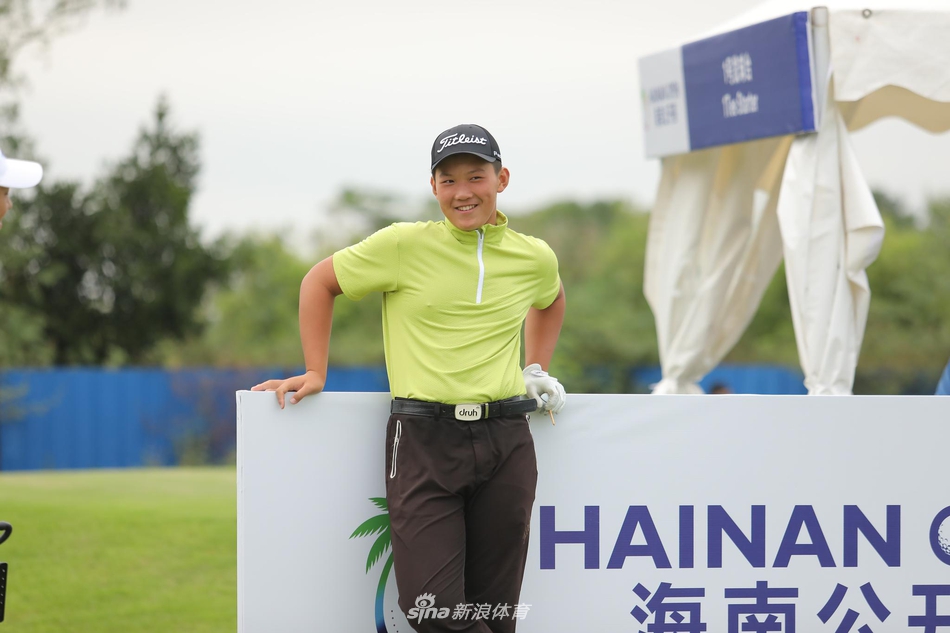 选手们并肩走向下一个发球台，青春的身影在绿茵场上构成动人画面，友谊与竞技在此交织