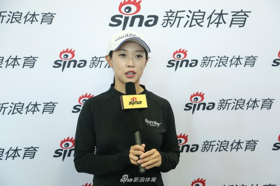 刘钰与黎佳韵并肩坐在工位上，仿佛真的成了这里的员工，场景温馨又有趣。