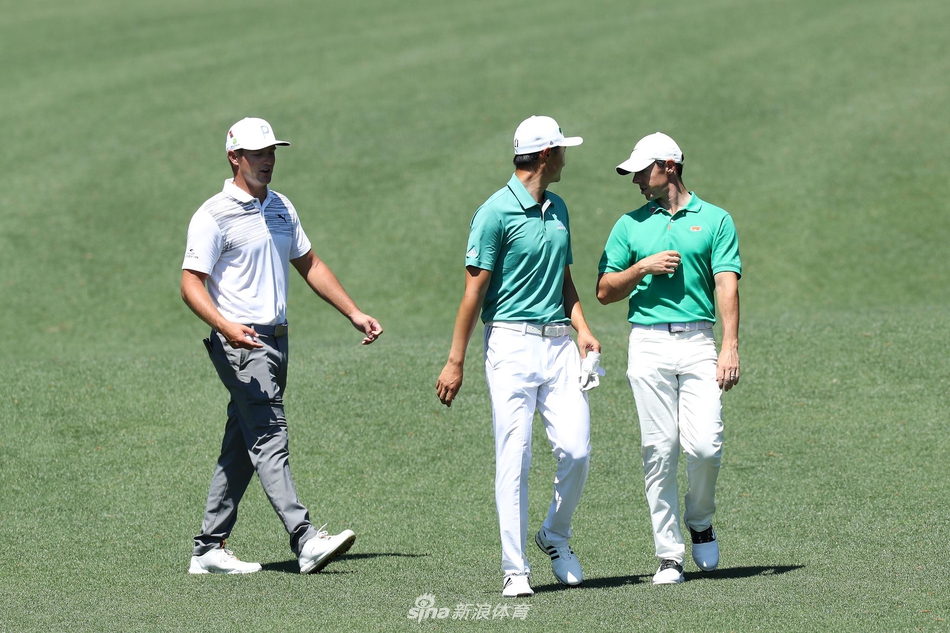 奥古斯塔国家高尔夫俱乐部的标志性景观，鲜花盛开，绿意盎然。