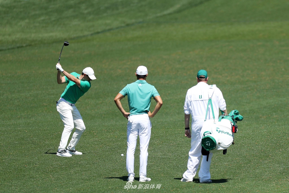 三杆洞挑战赛现场，小球迷兴奋地看着球员击球，充满童趣与欢乐。