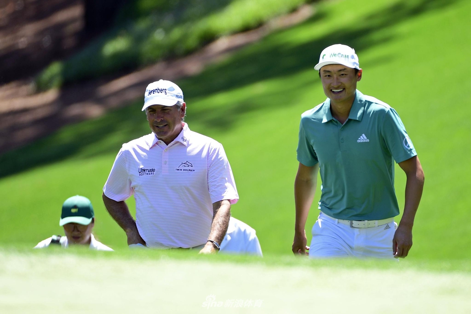 李昊桐完成一次漂亮的击球后，目光跟随小白球飞向果岭。