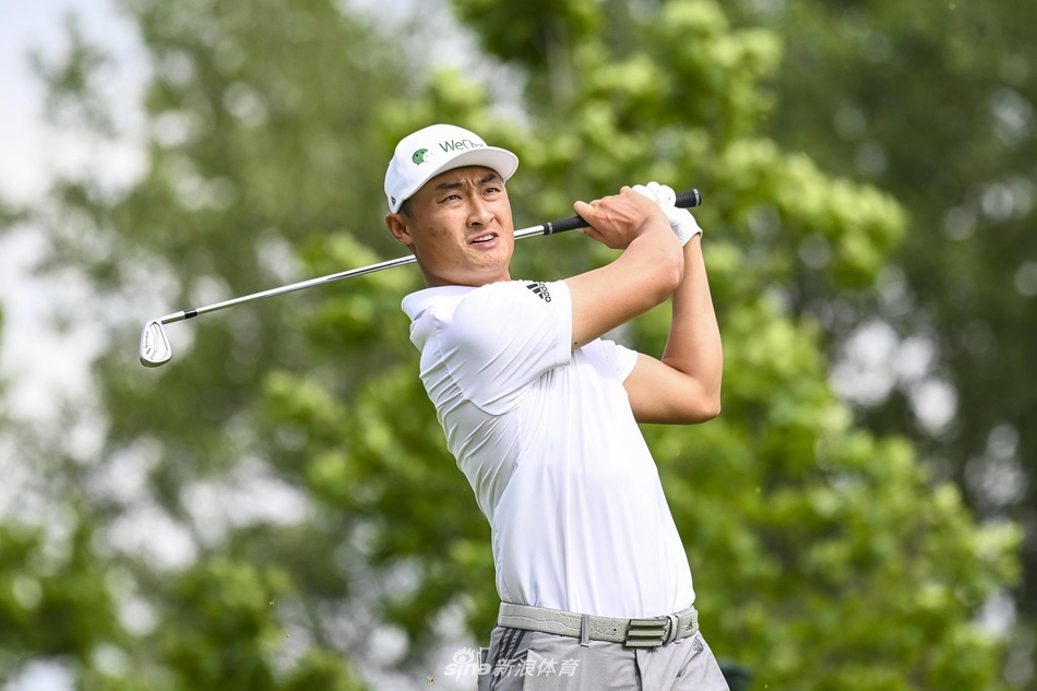 纪念高球赛观众如潮,球迷们聚集在果岭周围山坡上,屏息凝神观看顶尖高手的推杆对决。