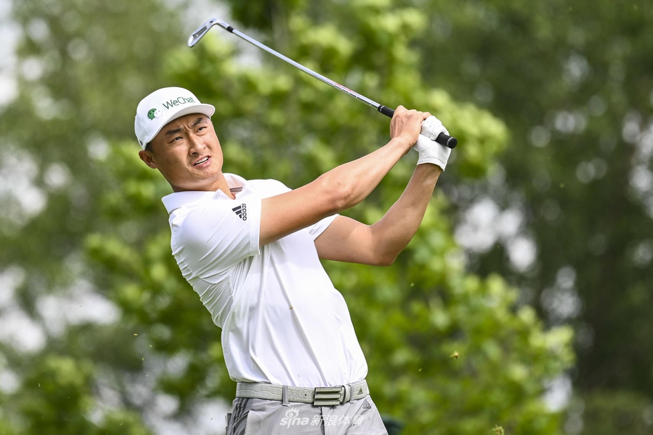 缪菲尔德山庄高尔夫俱乐部绿意盎然的经典球道全景,沙坑与水障碍巧妙布局,等待着球员们的挑战。