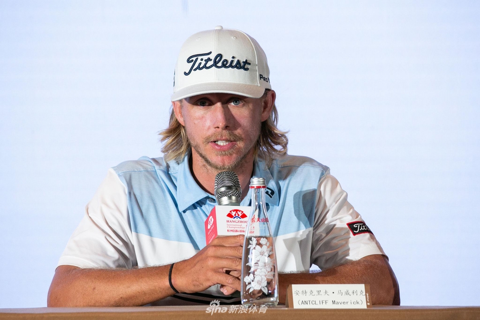 赛事主办方代表在台上详细介绍创新赛制,背后大屏幕清晰展示着“三合一”赛制的独特结构与亮点。