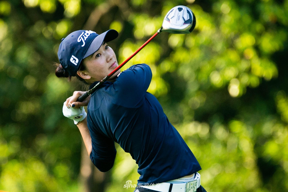 郭万青山坡上果断挥杆,身体扭转充满力量,背景是葱郁的树林与辽阔天空