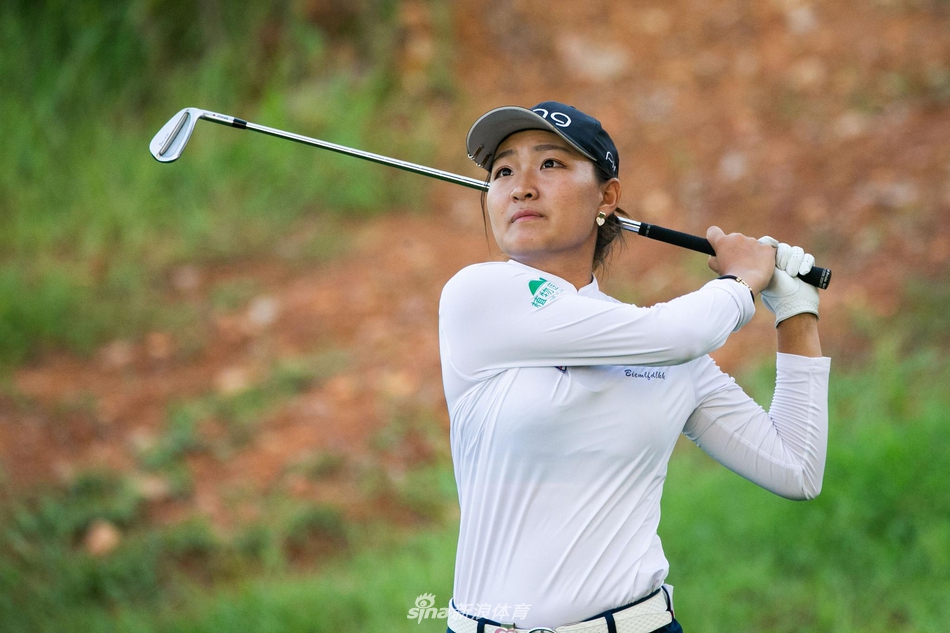 凯德麦克布莱德注视球道远方,手握球杆规划下一击策略,表情沉着睿智