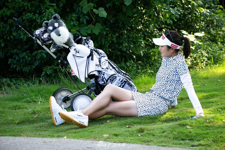 闫盼盼轻推入洞后展露微笑,与球童击掌庆祝,洋溢着成功喜悦