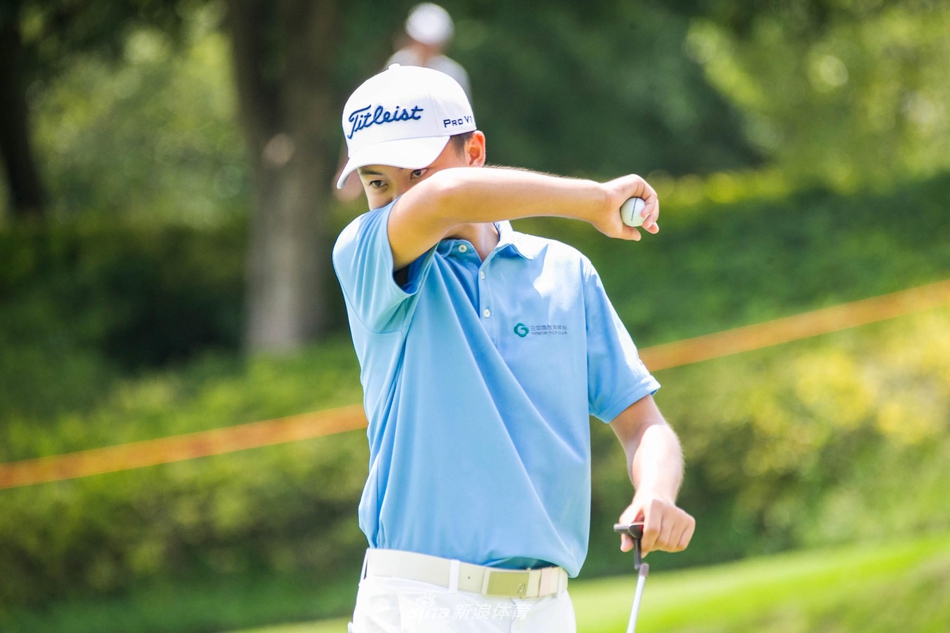 陈子豪全力开球,球杆划过空气留下虚影,展现爆发力与技巧的完美结合