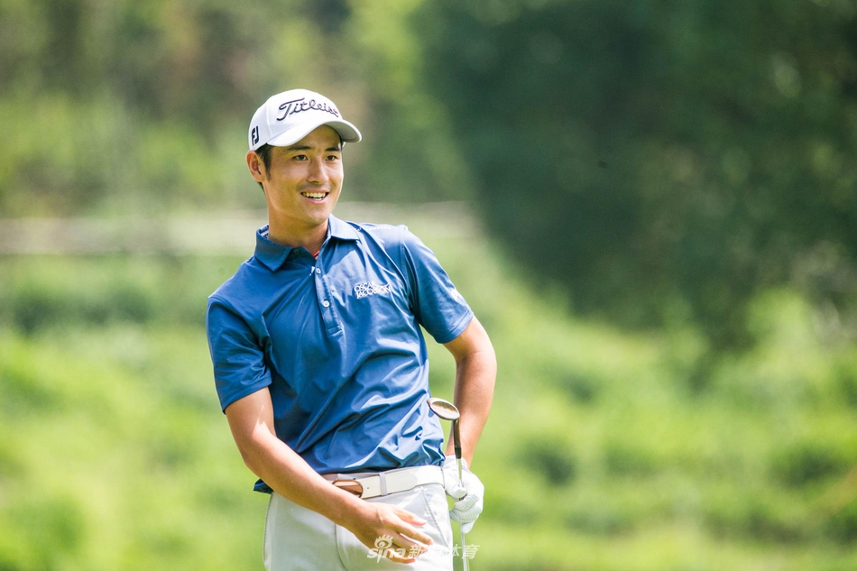 欧阳正凝神静气,在果岭边精准切杆,小白球划出优美弧线飞向旗杆