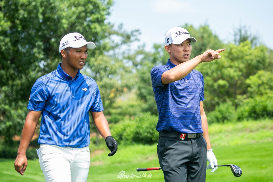 林永龙在沙坑中潇洒救球,沙粒飞扬瞬间,小白球精准飞向果岭