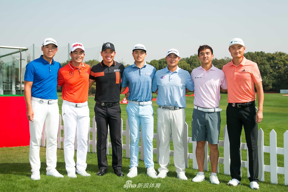 另一视角的合影,球员们面向镜头挥手致意,身后练习场上其他选手的身影若隐若现,呈现大赛前夕的多元场景