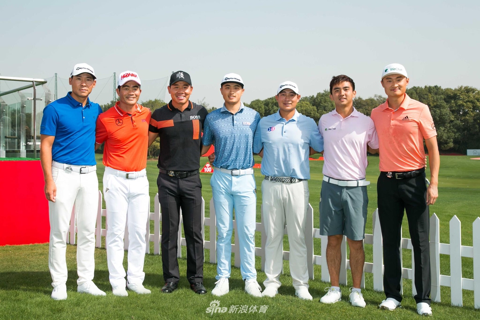 李昊桐与窦泽成并肩微笑交谈,阳光洒在运动衫上,背景中其他球员自然互动,画面充满 camaraderie(队友情谊)