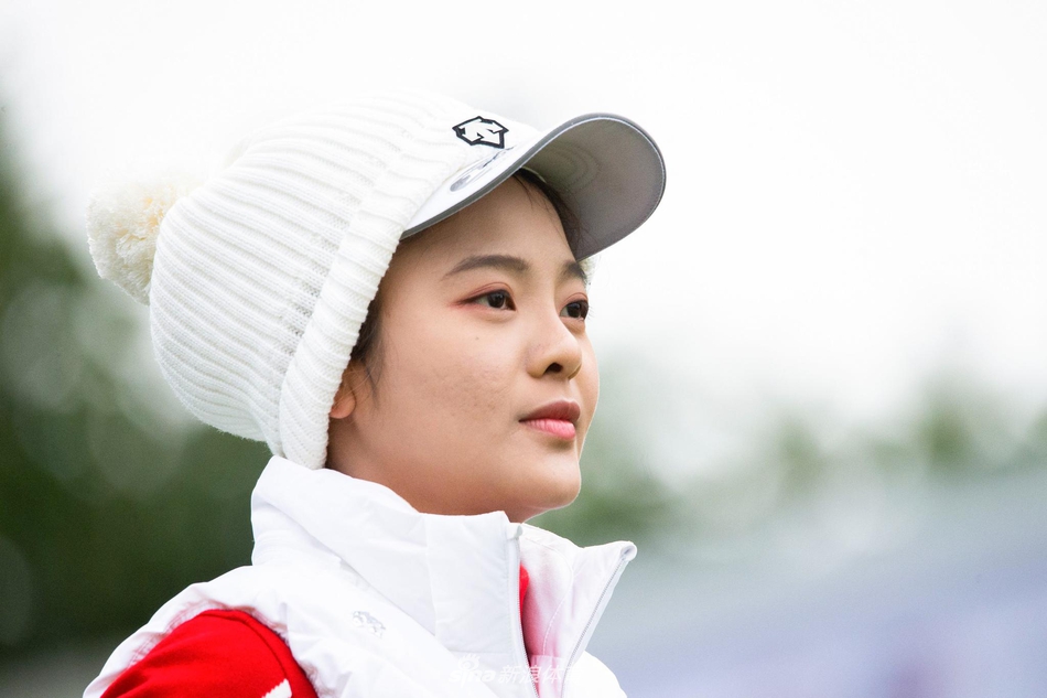 马来西亚选手杨曼莉香在沙坑中救球，沙粒与水花一同溅起，展现高超的短杆技巧与沉着心态。