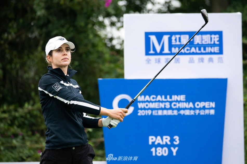 林希妤在首轮比赛后露出从容微笑，她的出色发挥正如阴霾天气中透出的一缕自信阳光。