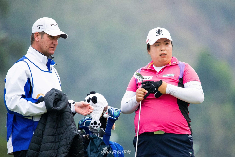 赛事工作人员与志愿者在雨中坚守岗位，他们的默默付出是保障这场高端赛事顺利进行的坚实基础。