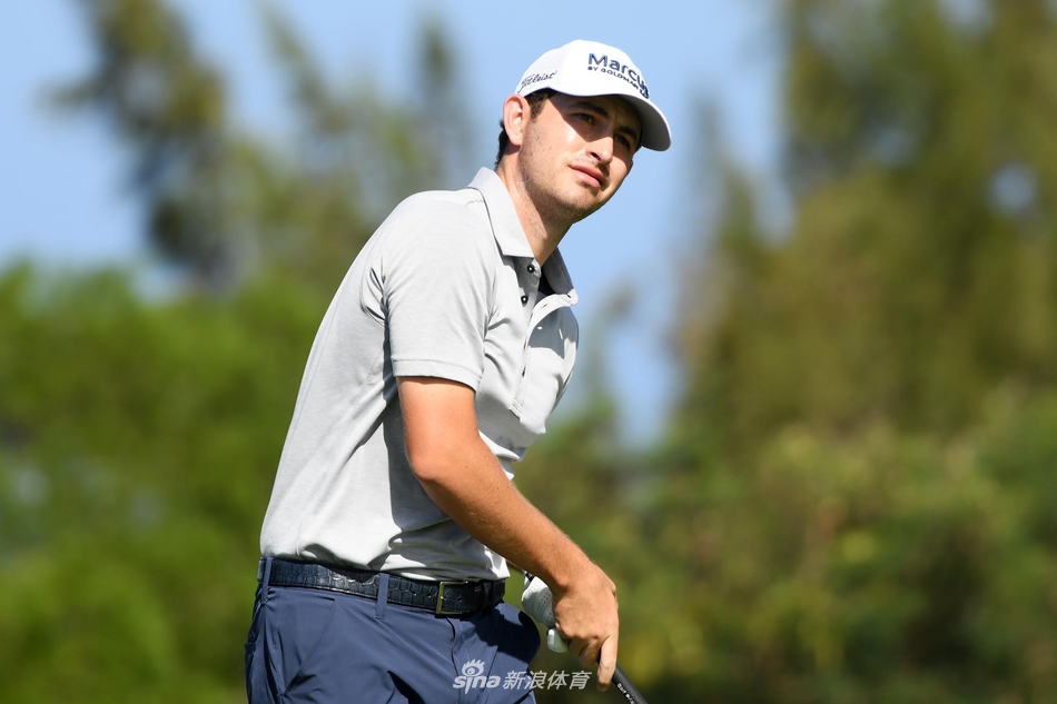 黄昏时分，托马斯在加洞赛中完成关键性击球，剪影与夏威夷的暮色融为一体。