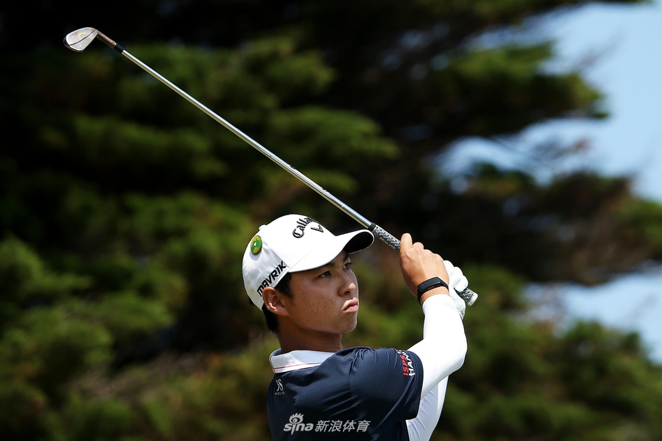 李旻宇在十三号海滩林克斯球场的球道上，迎着强劲的海风专注地观察球路，眼神中充满了对胜利的渴望。