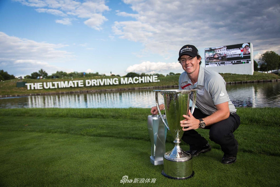 伍兹在沙坑中救球，沙砾飞扬，他全神贯注的姿态仿佛时间在此刻凝固。