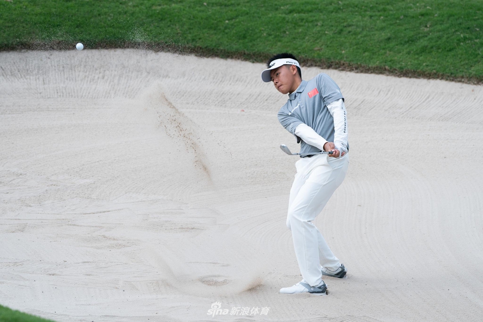 年轻小将匡洋侧耳聆听前辈经验,眼中充满对知识的渴望,代表了中国高尔夫新生代接续奋斗的无限潜力。