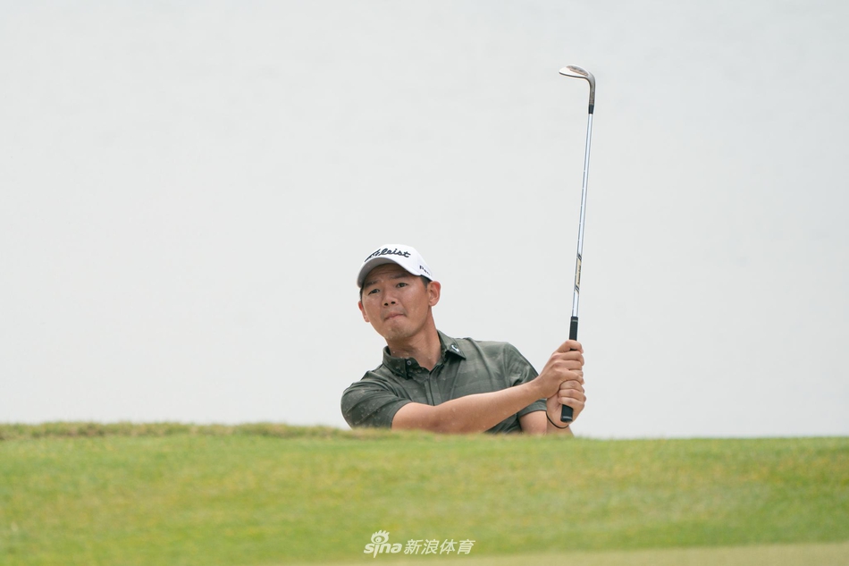 张蕙麟在主场球迷的期待中凝神备战,他的每一次挥杆都凝聚着中国职业球员当下的奋斗与追求。