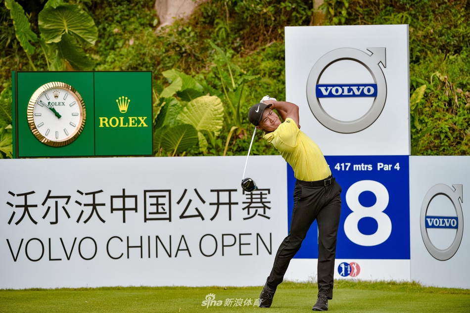 程军作为首位中国冠军分享心得,沉稳睿智,他身旁的奖杯象征着中国高尔夫开创时代的荣耀。