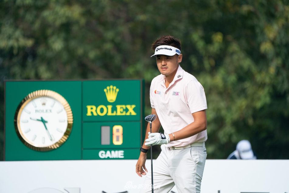 阳光下，张蕙麟与同组球员及球童并肩走过球道，专注地思考下一杆策略