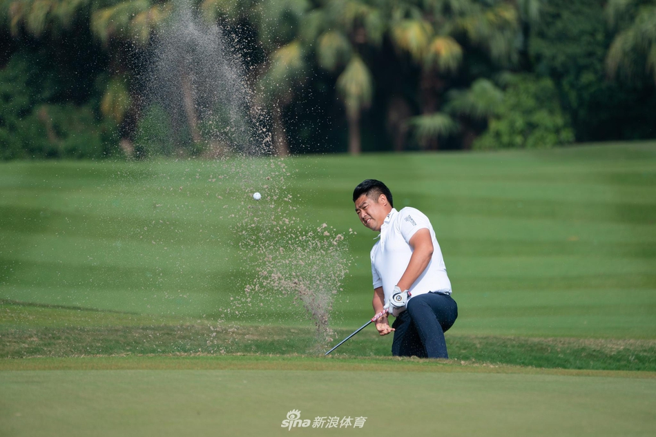 比赛中聚精会神研读果岭起伏，每一寸草皮的走向都关乎推杆成败