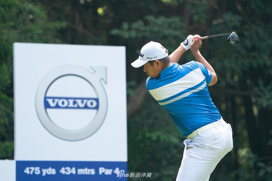 开球台上从容不迫的准备姿势，尽显顶级职业球员在大赛中的风范