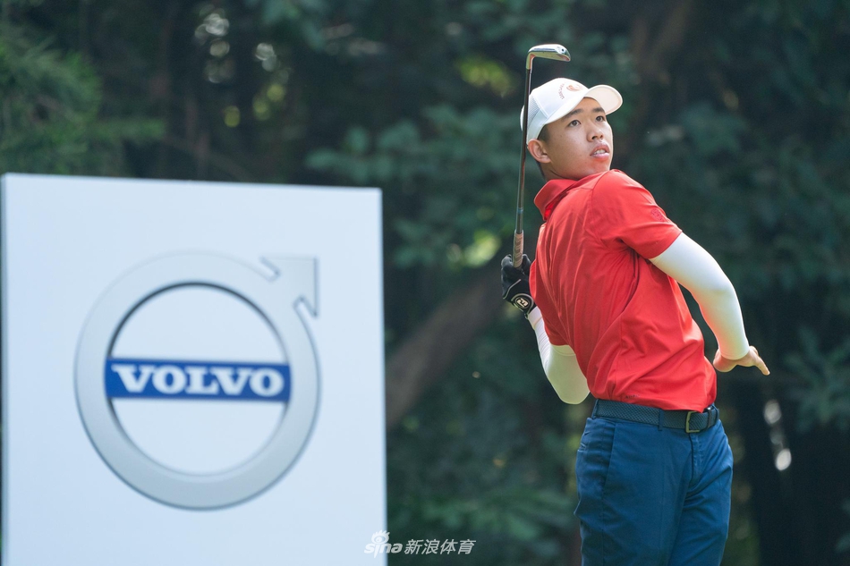 果岭边精准的切杆，小白球划过一道优美弧线直奔洞杯而去