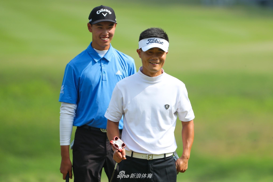 张蕙麟在决赛轮中全神贯注地观察果岭推击线路，沉稳的气场预示着他的胜利