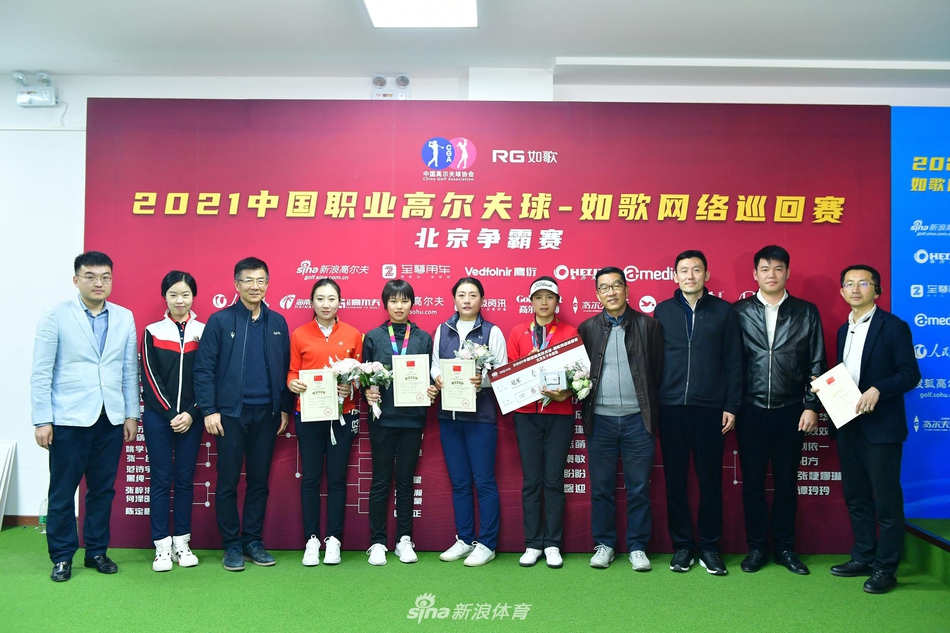 比赛现场数据分析屏幕即时更新，详细展示击球轨迹、距离与风速等高科技参数