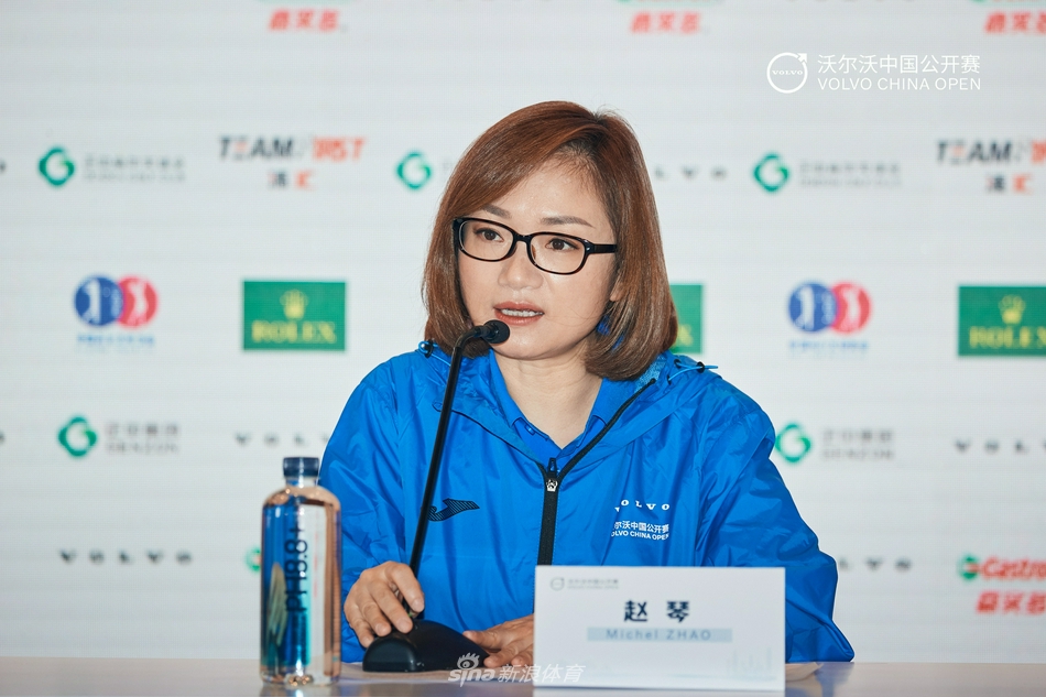 中国高尔夫球协会秘书长庞政发表讲话，神情庄重而坚定，阐述赛事对中国高尔夫运动发展的战略意义。