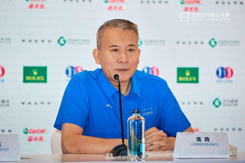 李昊桐在发布会上露出自信沉稳的笑容，展现出中国高球一哥的成熟气质与领袖风采。