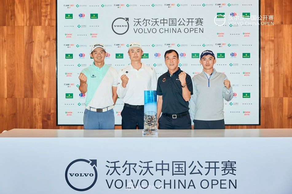 沃尔沃中国公开赛新闻发布会主会场全景，蓝色背景板与赛事logo交相辉映，现场氛围隆重而典雅。