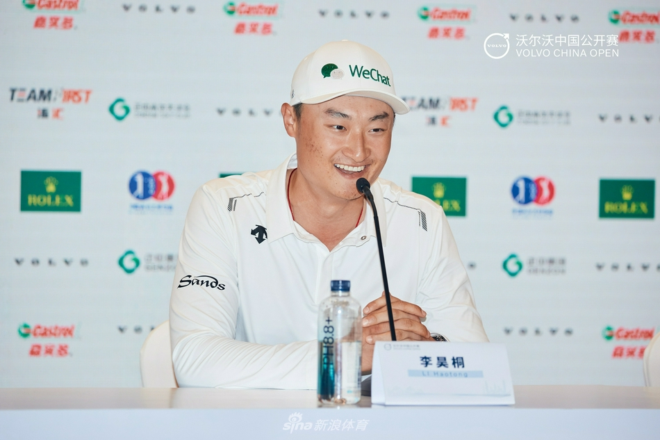 沃尔沃汽车亚太区副总裁赵琴正在台上进行精彩致辞，她身后的大屏幕展示着品牌与赛事合作的辉煌历程。