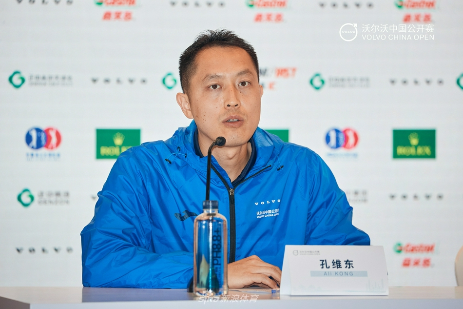 发布会现场媒体区，长枪短炮严阵以待，记者们正记录这一高坛盛事的关键信息。